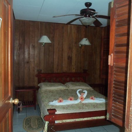 Miss Junies Lodge Tortuguero Exterior foto